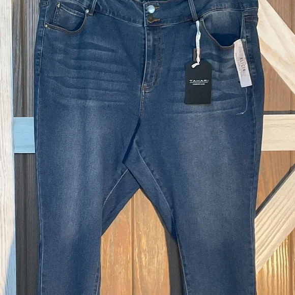 Tahari Women’s CapriJeans. Size 24 Measurements in Comments - Picture 1 of 13